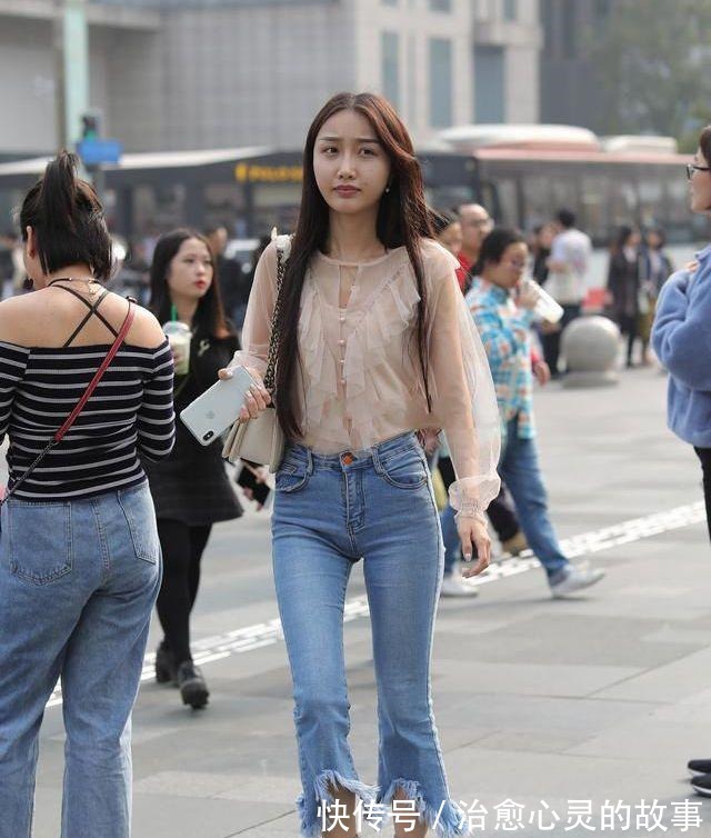 牛仔喇叭裤 希望远离路人感,喜欢休闲个性的风,就选牛仔喇叭裤!