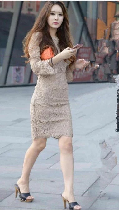 街拍:美女身材匀称,穿红色吊带长裙,肤白貌美气质佳