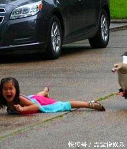 妈妈带|妈妈带女儿回家听见女儿在背后哭闹,结果回头看见这一幕