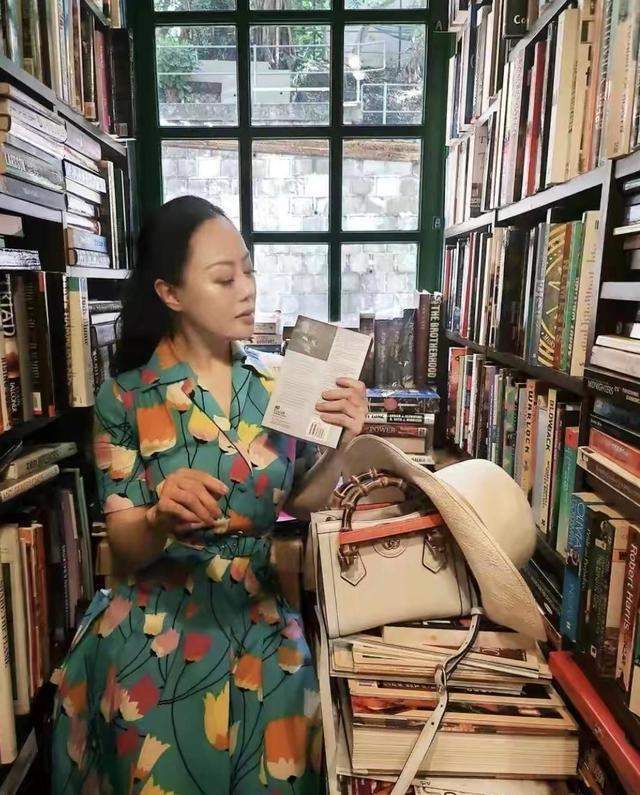 连衣裙|章小蕙奔六的年纪风韵犹存,一袭浅蓝色印花裙优雅温柔,高贵精致