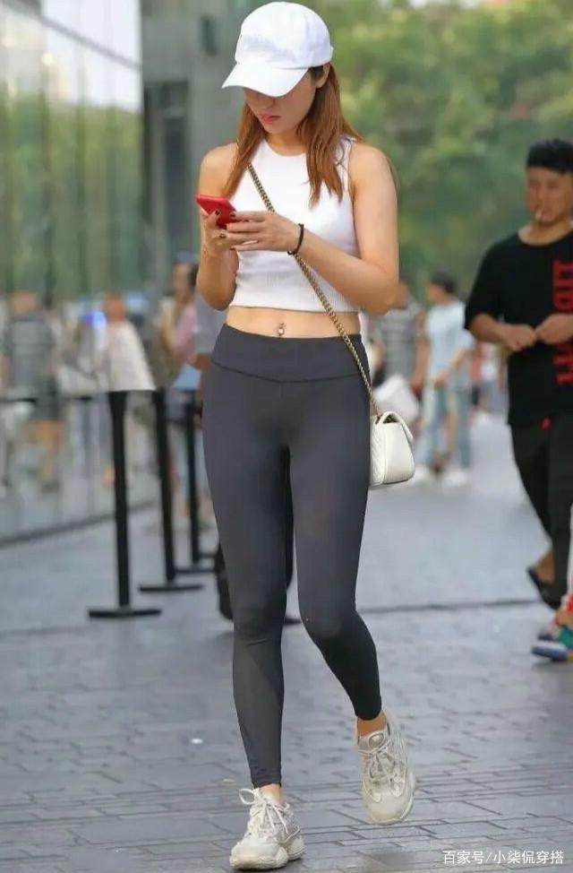 今夏“吃香”的健美裤,拯救你的“O型腿”,逛街上班两不误!