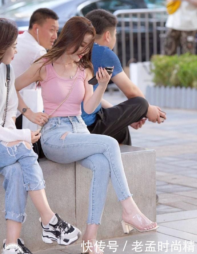 少女|四十岁的阿姨依旧有少女感,时髦粉色背心,展现独特魅力