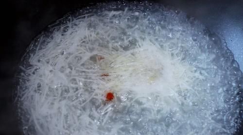 1个梨，一点冰糖，记住这个配方，你也能吃到素燕窝