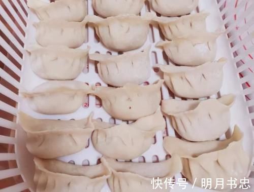 拌白菜猪肉馅时，有人放油有人焯水，教你1招，饺子馅香更饱满