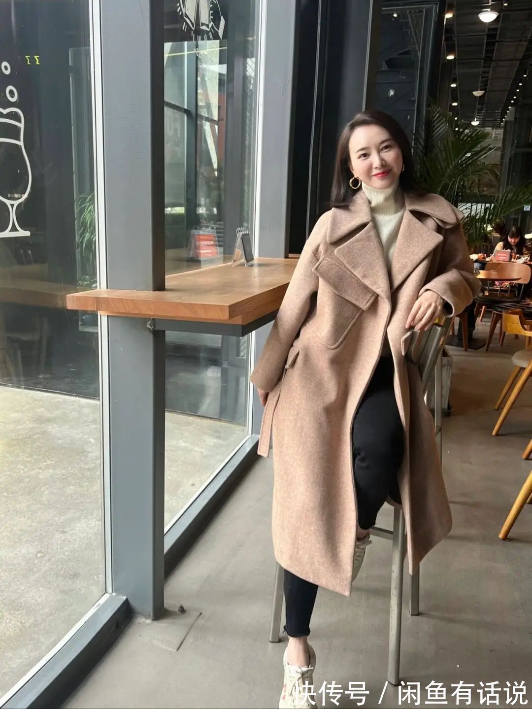 裙子|穿大衣别跟风配裙子了,搭这4种“裤子”更实用,中年女人也适合