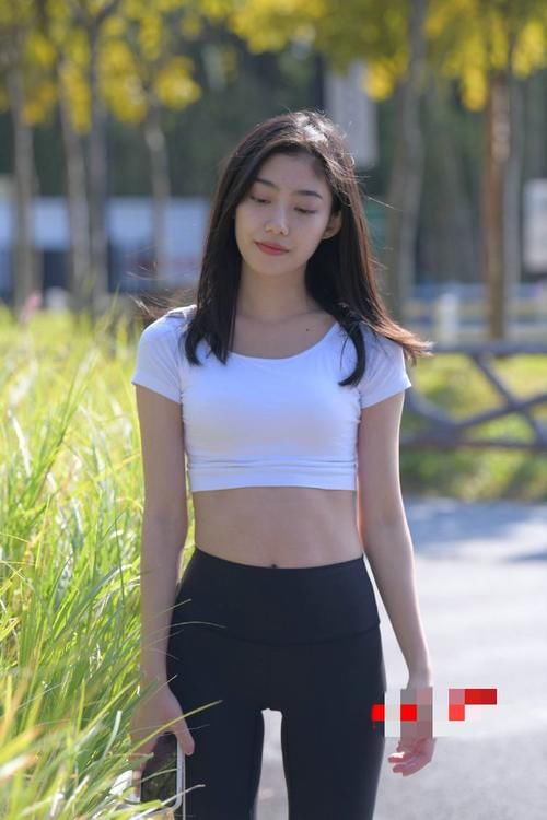 小姐姐 露脐紧身T恤+紧身牛仔裤搭配罗马高跟凉鞋,将身材完美展示出来