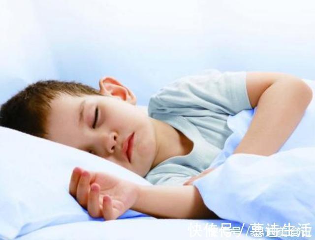 婴儿车|孩子睡醒后有这2个动作，说明情商高于同龄人，父母就偷着乐吧