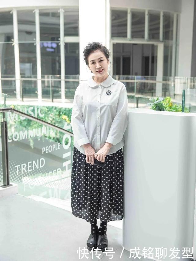 穿搭|60岁女人别总穿“奶奶装”，这位奶奶用穿搭诠释美丽，时髦又优雅