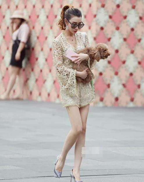 街拍：清新时尚的气质美女，柔美大方的连衣裙帅气大方，简约时尚