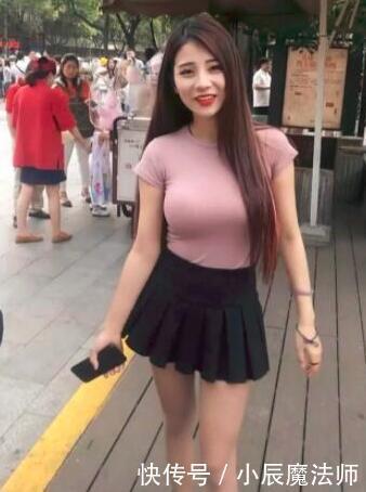 小姐姐爱穿紧身打底裤，展露傲人曲线身姿，增添个性时尚感