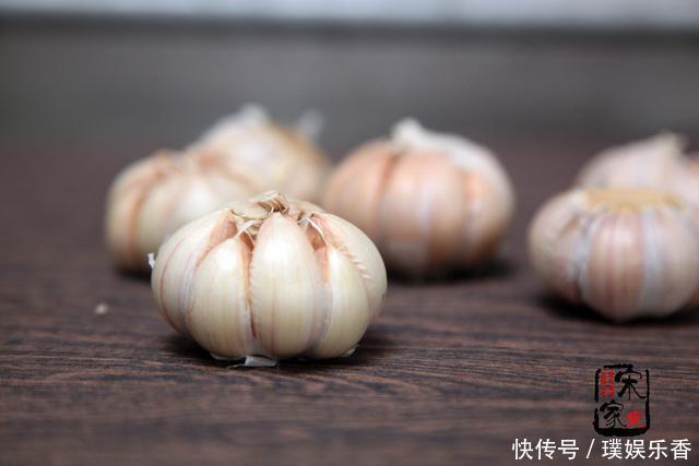 大蒜买了没几天就发芽干瘪?学会这3种保存方法,放半年也新鲜