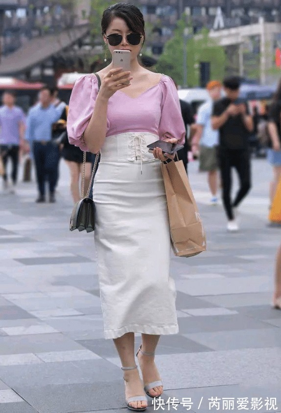 知性|气质辣妈，白色高腰裙，穿出了知性大雅的美