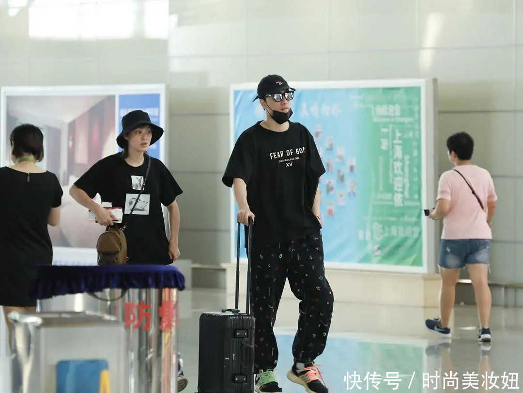 t恤|刘翔二婚妻子气质真好,穿黑色T恤配阔腿裤,素颜也挺美