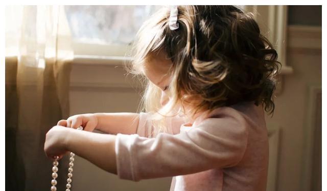 哭声免疫法|孩子哭父母不管,会对孩子造成什么后果?哈佛教授做了个真人实验