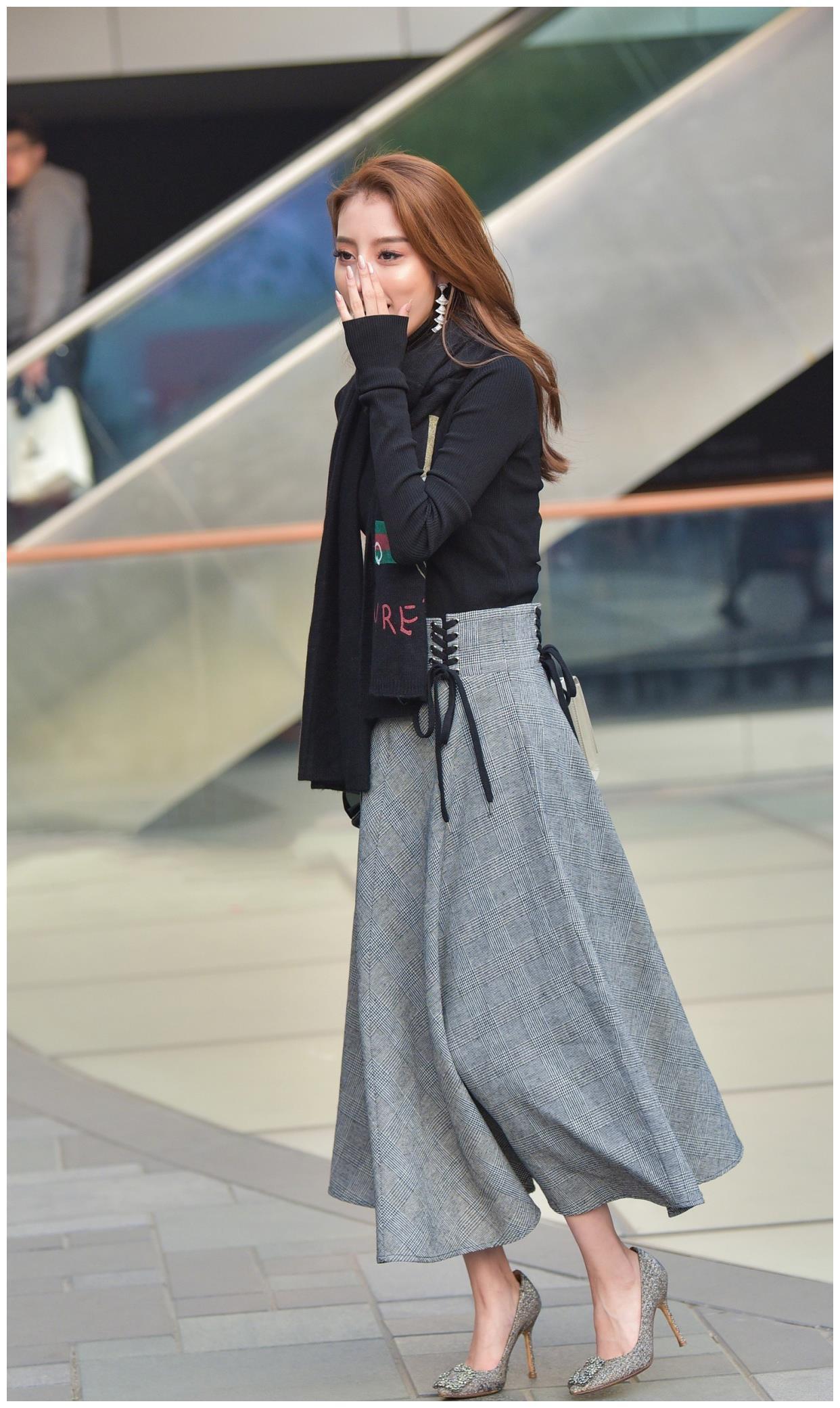 保暖效果|秋天穿半身长裙, 美女搭配针织衫和尖头细跟鞋, 保暖洋气又精致