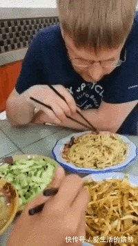 |搞笑GIF:我不想跳舞,非要天天拉着我来,真没意思