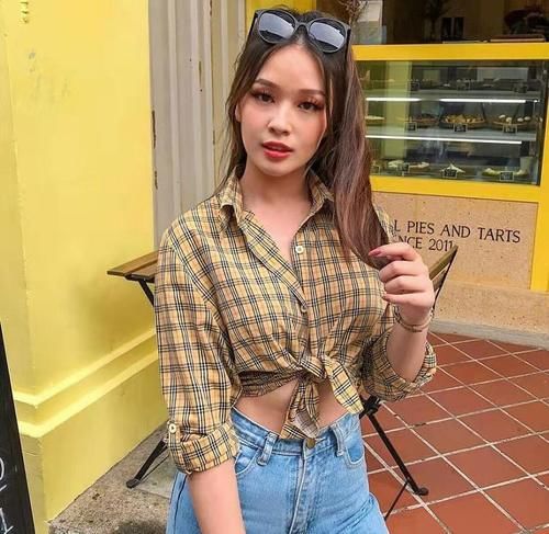 时尚街拍：非常开朗的少女，散发着一股青春活泼的气息