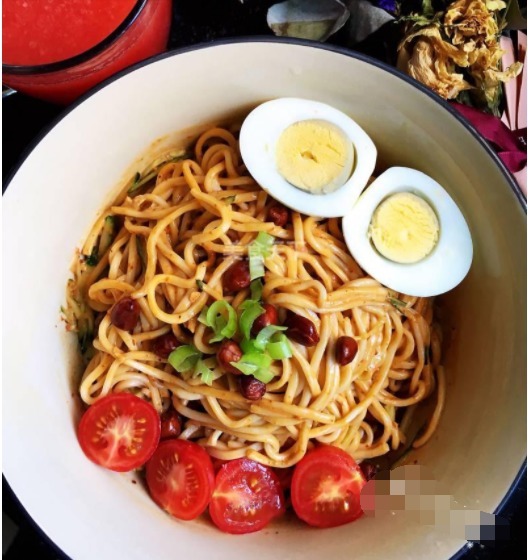 葱油麻酱凉面，好吃方便，劲道十足，一碗下肚，倍感幸福！