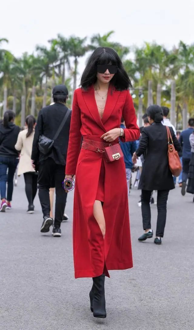 蕾丝|街拍美女:连衣裙自带女王光环,得体耐看又时尚,不信你看