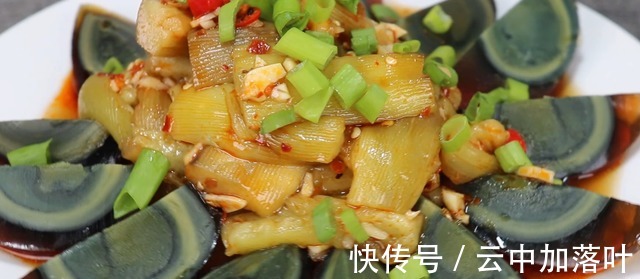 做法|茄子和皮蛋这个创新做法火了，我们家百吃不厌，招待客人有面子！