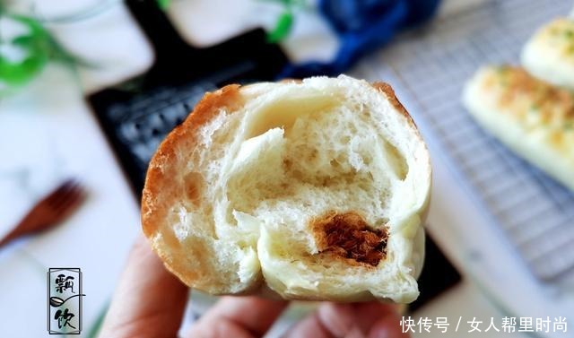 美味面包也能做之有易,简单一卷,撒上料,咸甜有度,早餐的挚爱