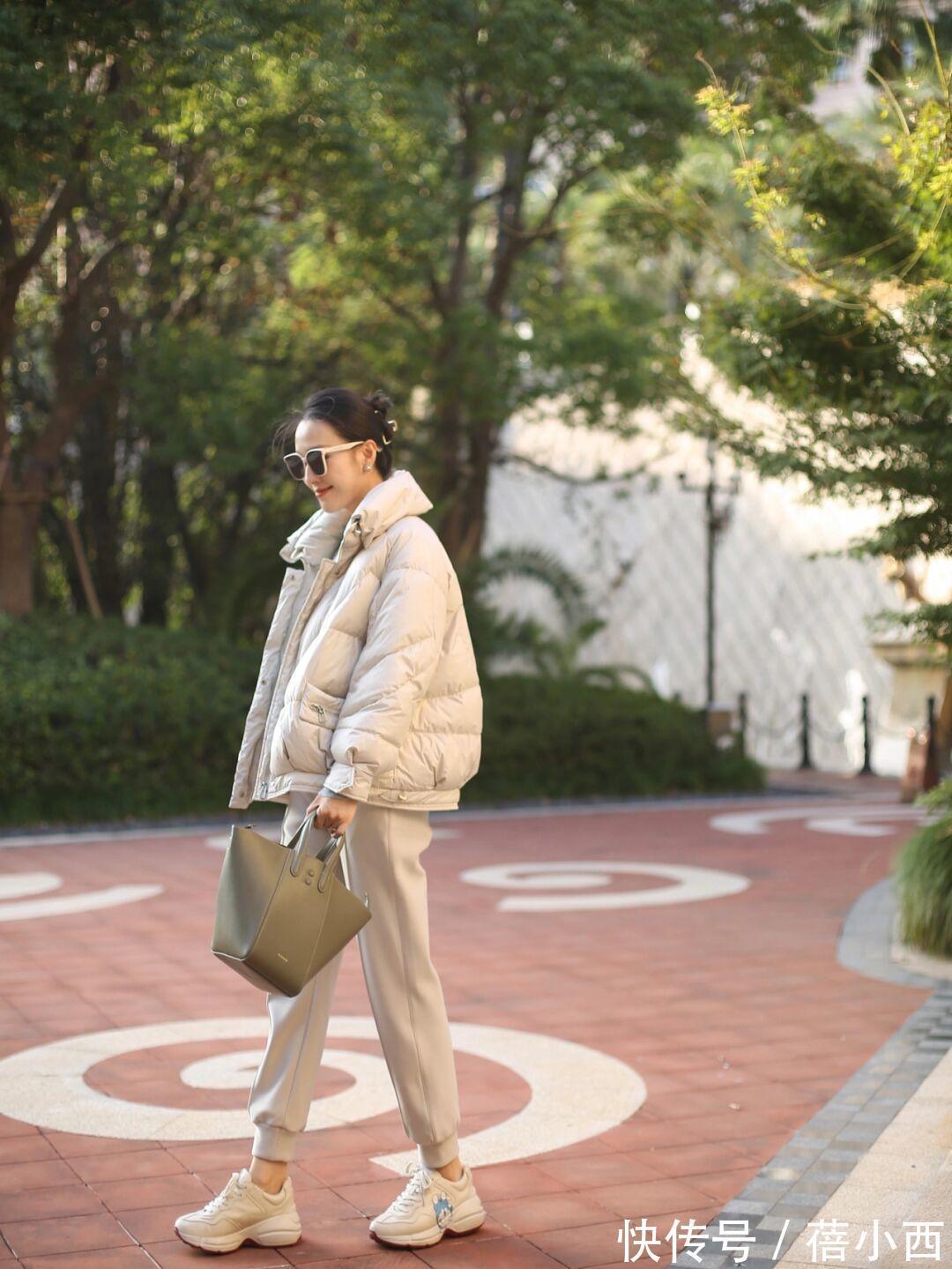 修身性|奔三奔四的女人,秋冬建议多穿“羽绒服”,搭配毛衣保暖又显气质