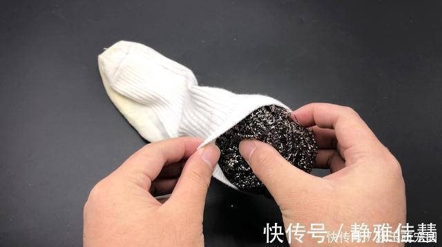 把钢丝球塞进袜子了,没想到这么厉害,解决困扰家家户户的一难题