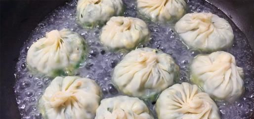 擀面皮|老师傅教你做“水煎包”不揉面不发面，个个皮薄馅大，太香了