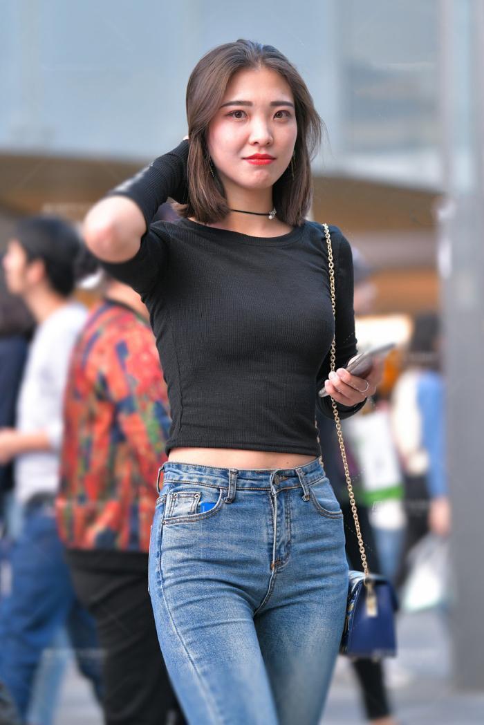 气质女生的牛仔裤穿搭,休闲又利落,轻松展现出了帅气有型的美