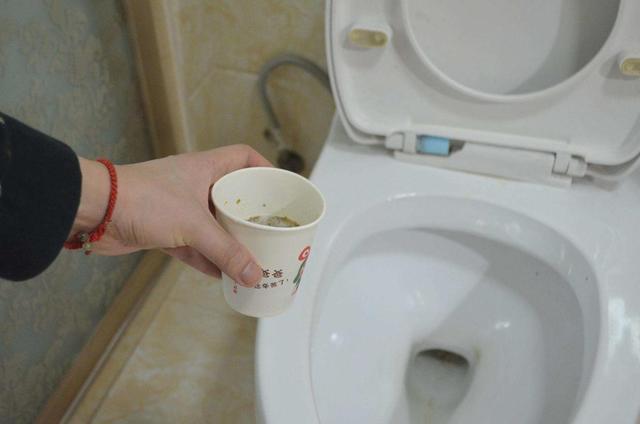 卫生间有异味污垢重,快用白醋兑水,喷上一点就减轻不少