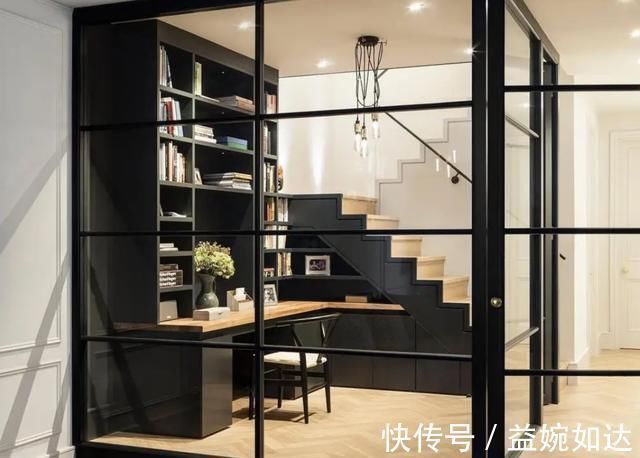 楼梯|楼梯下空着,如今越来越多人都直接改成书房,不要1㎡却实用多了