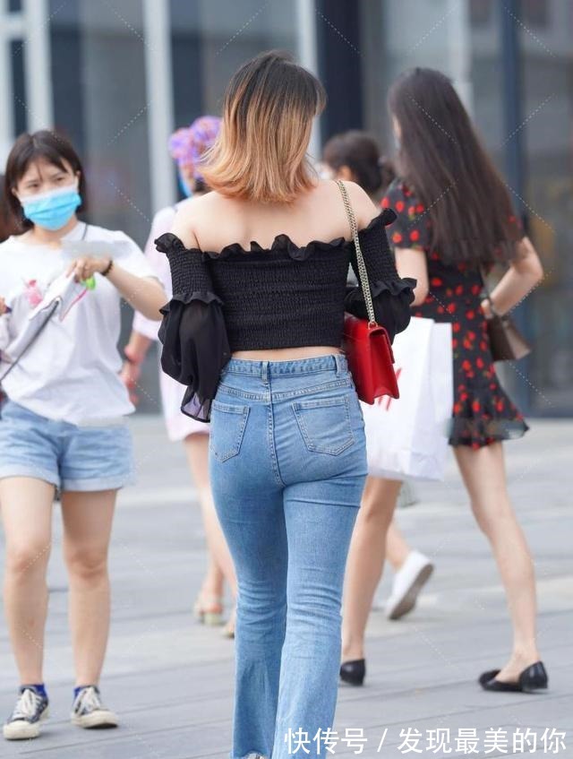 蕾丝 花边一字肩搭配修身牛仔裤,舒适休闲,打造夏季新穿搭!
