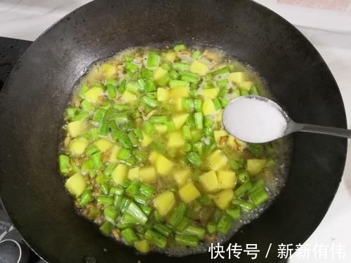 豆角|70岁老妈教我剩米饭新吃法,饭菜一锅,营养省事还健康,比炒饭香