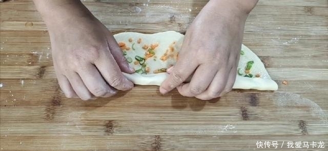 不加一滴水教你做松软咸香的花卷,制作简单,比外面买的好吃