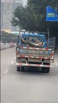 |搞笑GIF:冬天到了,地球有点冷,我给他烧点柴火