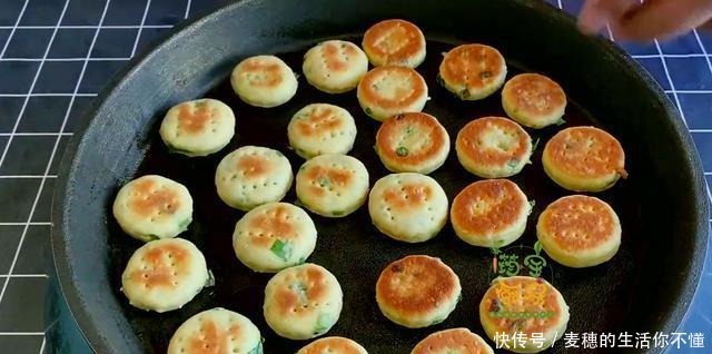 想吃葱油饼干不用买,教你在家做,酥脆咸香,葱香浓郁特解馋!