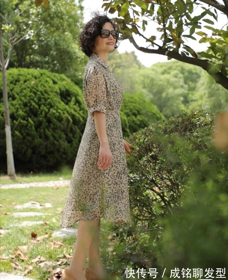 减龄|谁说年纪大就只能保守?这几位大龄女性的优雅穿搭术,洋气还减龄