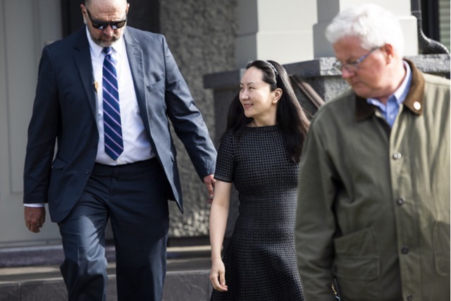 孟晚舟气质全开!穿黑色连衣裙高贵大气,网友:彰显出了女性魅力