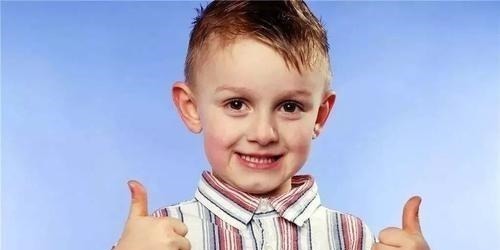 小王|全家围观孩子“抓周”,宝宝径直爬向这玩意,奶奶低呼这下完了