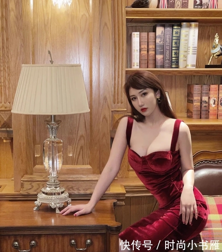 穿搭|成熟女人穿搭丝绒裙,颜色和版型挑选好,也可以穿出性感的优雅美