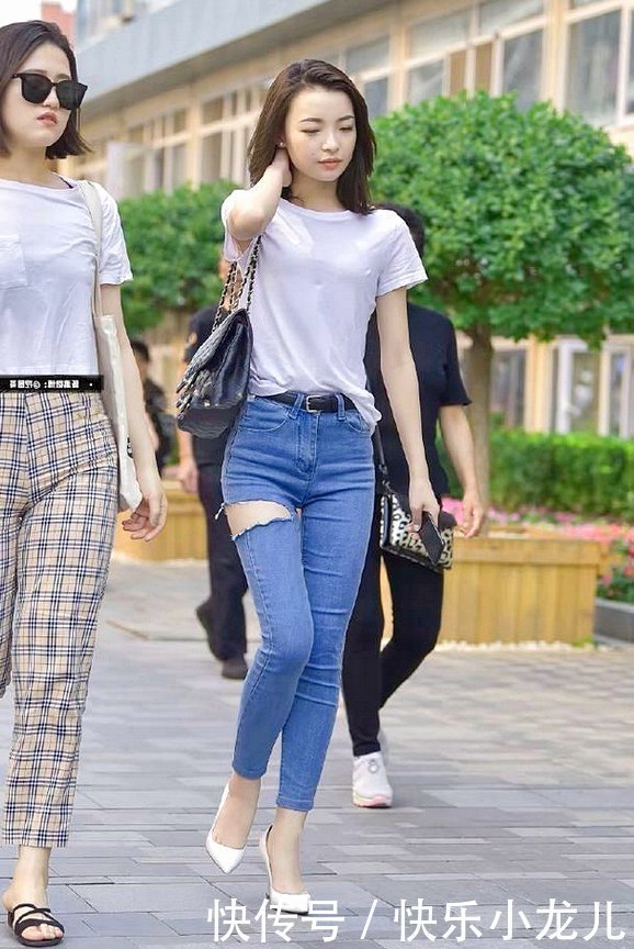 姐姐穿九分紧身牛仔裤，化了漂亮的妆，给人耳目一新的感觉