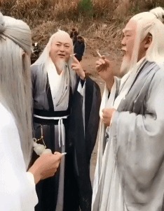 |搞笑GIF段子: 两个妹子这是表演什么装置,有知道不