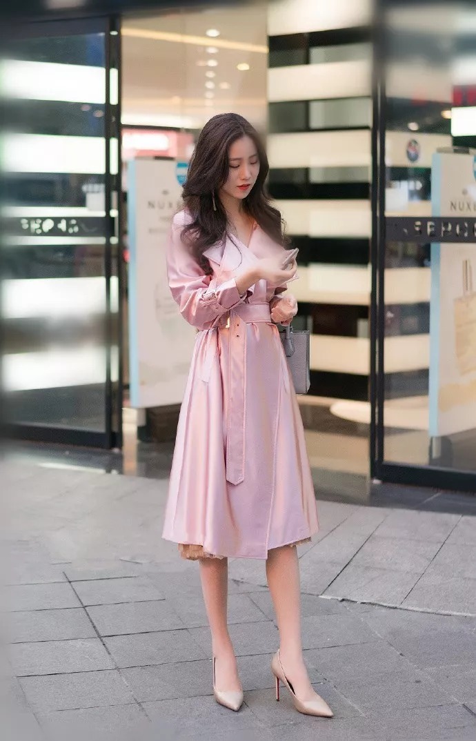 女生搭配高跟鞋，轻松穿出时尚的味道