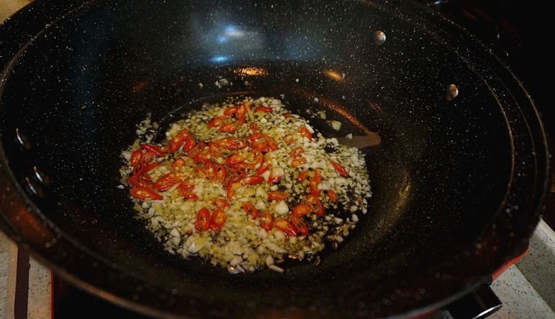 王小厨|此菜被称为“消食菜”,比肉好吃,消食开胃,花3块钱能做一大盘