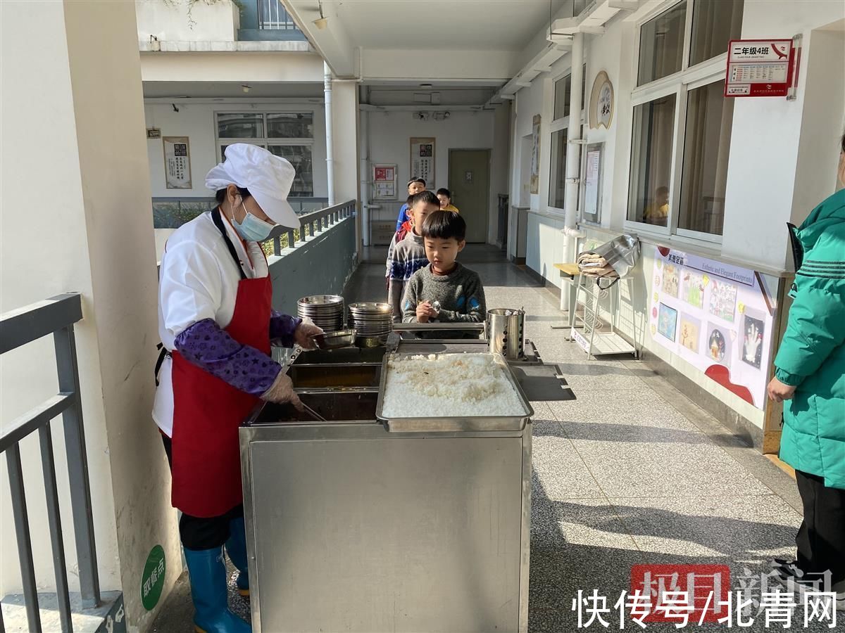 小学|配送全程保温，冬天也能吃热饭！武汉这所小学食堂保温有妙招