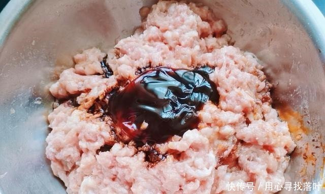 拌饺子馅的第一步是先放油或水,许多人在第一步就错了