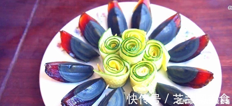 黑暗料理|皮蛋放锅里蒸一蒸，饭店一份要48，在家成本8元，待客有面子