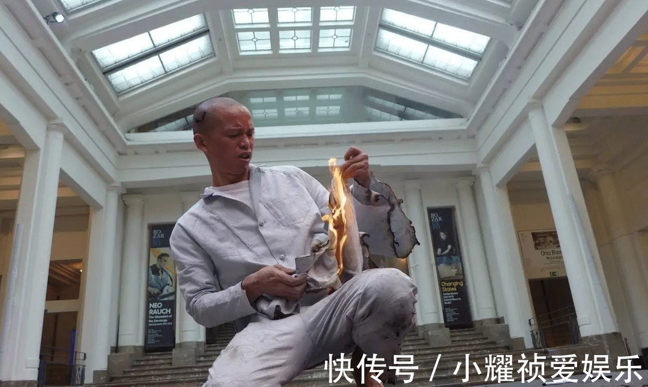 浇筑|艺术界“疯子”何云昌,用肋骨制作成项链给女友,用水泥浇筑自己