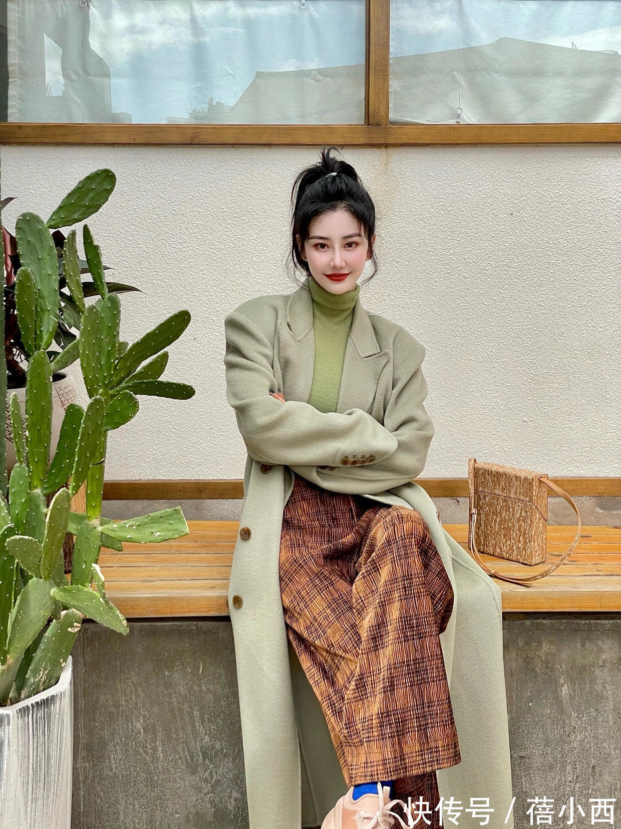 牛仔裤|冬季穿这5个“神仙色大衣”真香,搭配牛仔裤、半身裙高级显气质