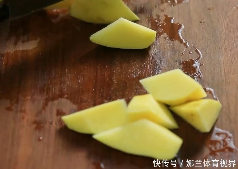 美味|2个大土豆简单一做,香辣美味,外酥里嫩,一口一块停不下来